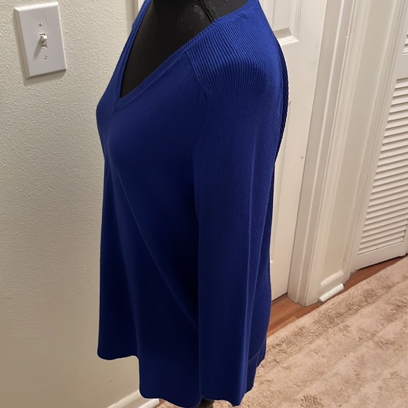 Cable & Gauge v-neck sweater - Picture 2 of 5